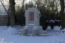 Kolejne pomniki na Cmentarzu Wojennym po renowacji oraz trochę historii