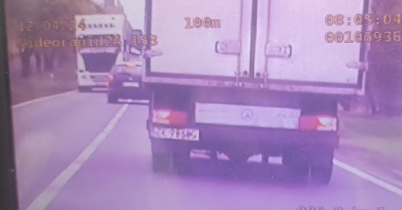 2000 złotych mandatu dla kierowcy za stworzenie zagrożenia bezpieczeństwa w ruchu drogowym- zatrzymali go policjanci z grupy SPEED