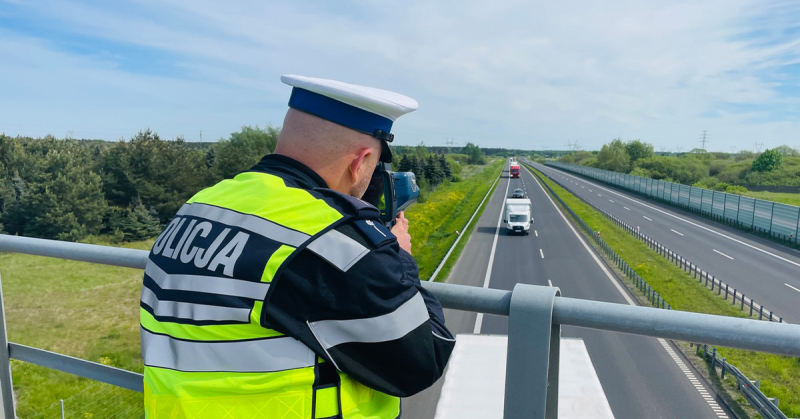 Kierowco! Utrzymuj odstęp od poprzedzającego pojazdu- policjanci kontrolują odległości między pojazdami