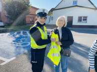 ,,Niewielkie gadżety mają wielkie znaczenie’’- policjanci wręczali mieszkańcom elementy odblaskowe