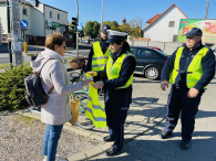 ,,Niewielkie gadżety mają wielkie znaczenie’’- policjanci wręczali mieszkańcom elementy odblaskowe