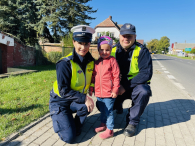 ,,Niewielkie gadżety mają wielkie znaczenie’’- policjanci wręczali mieszkańcom elementy odblaskowe