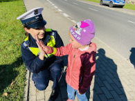 ,,Niewielkie gadżety mają wielkie znaczenie’’- policjanci wręczali mieszkańcom elementy odblaskowe