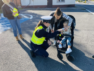 ,,Niewielkie gadżety mają wielkie znaczenie’’- policjanci wręczali mieszkańcom elementy odblaskowe