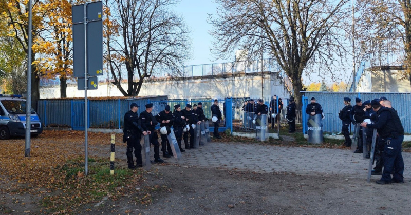 Przyjechali oglądać mecz… z narkotynami w kieszeni. Zamiast na stadion trafili do komendy