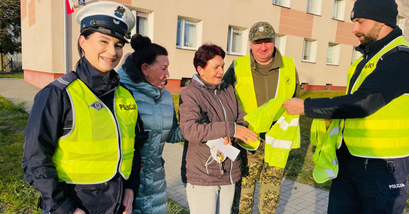 ,,Kto ma odblask na sobie, ten ratuje swoje życie i zdrowie’’- policjanci rozdawali odblaski