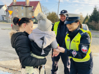 ,,Kto ma odblask na sobie, ten ratuje swoje życie i zdrowie’’- policjanci rozdawali odblaski