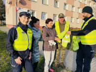 ,,Kto ma odblask na sobie, ten ratuje swoje życie i zdrowie’’- policjanci rozdawali odblaski