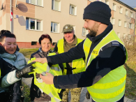 ,,Kto ma odblask na sobie, ten ratuje swoje życie i zdrowie’’- policjanci rozdawali odblaski