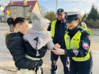 ,,Kto ma odblask na sobie, ten ratuje swoje życie i zdrowie’’- policjanci rozdawali odblaski