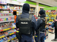 Policjanci kontrolują sklepy pod kątem sprzedażny alkoholu nieletnim i przestrzegają sprzedawców przed konsekwencjami