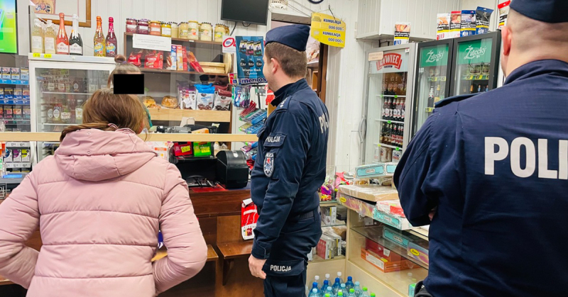 Policjanci kontrolują sklepy pod kątem sprzedażny alkoholu nieletnim i przestrzegają sprzedawców przed konsekwencjami