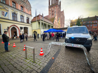 Policjanci z ambulansem