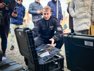 Policjanci z ambulansem