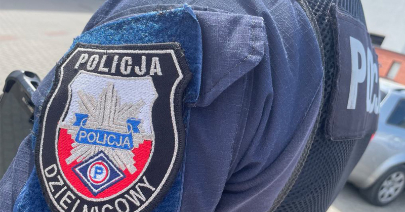 Poszukiwana ukryła się w szafce pod zlewem i myślała, że tym przechytrzy policjantów. Dzielnicowi nie dali się jednak zwieść