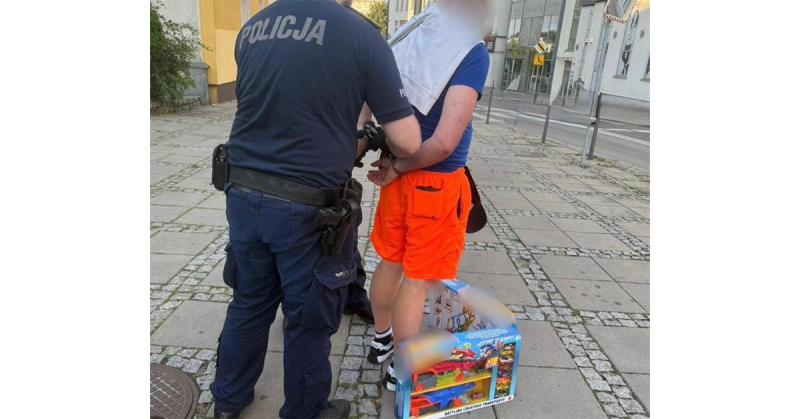 Kradzież zarejestrowana przez monitoring - policjanci bardzo szybko rozpoznali i zatrzymali sprawcę przestępstwa