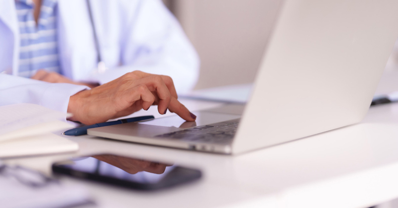 Konsultacje lekarskie online nadal popularne wśród Polaków. Co mówią najnowsze dane?