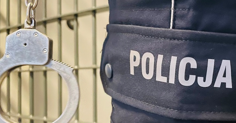 Żadna kryjówka nie pomoże – policjanci w opuszczonej przyczepie kempingowej odnaleźli poszukiwanego