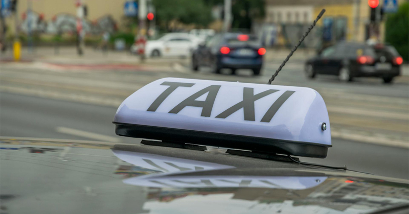 Taxi czy dostawa? Która praca bardziej się opłaca w Polsce