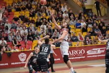 Świetny finisz na otwarcie play-offów