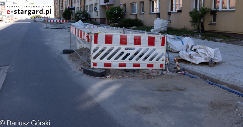 Trwa remont ul. Kazimierza Wielkiego. Najpierw ułożono asfalt, później go wycięto