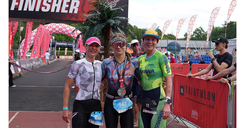 Karolina Jahnz ze Stargardu ze złotem w kategorii kobiet 40–44 lata podczas sobotnich zmagań JBL Triathlon Sieraków 2026