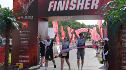 Karolina Jahnz ze Stargardu ze złotem w kategorii kobiet 40–44 lata podczas sobotnich zmagań JBL Triathlon Sieraków 2026