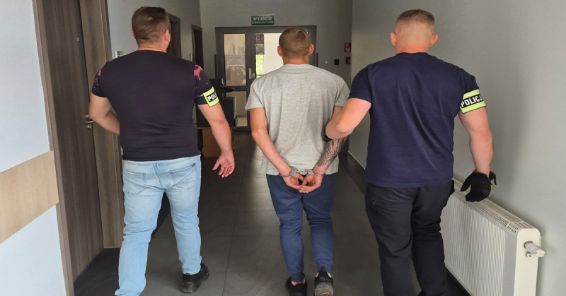 Policjanci odzyskali skradzioną przyczepę kempingową. 22-latek zatrzymany