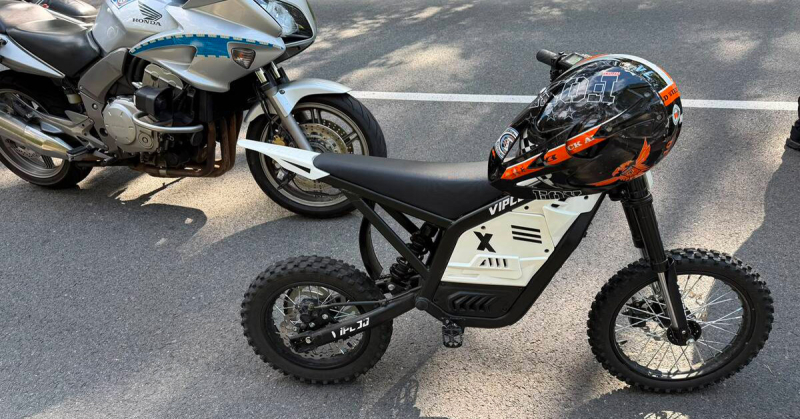Nastolatek na crossie zatrzymany przez policjantów. Nie miał uprawnień, motocykl nie miał OC ani tablic