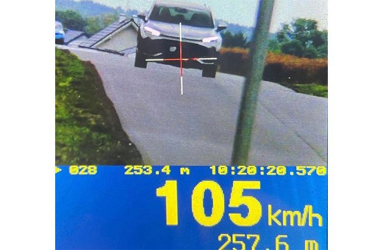 Policjanci eliminują niebezpieczne zachowania na drodze - zbyt szybka jazda zakończyła się wysokim mandatem i zatrzymanym prawem jazdy