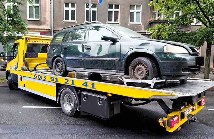 Strażnicy usuwają wraki