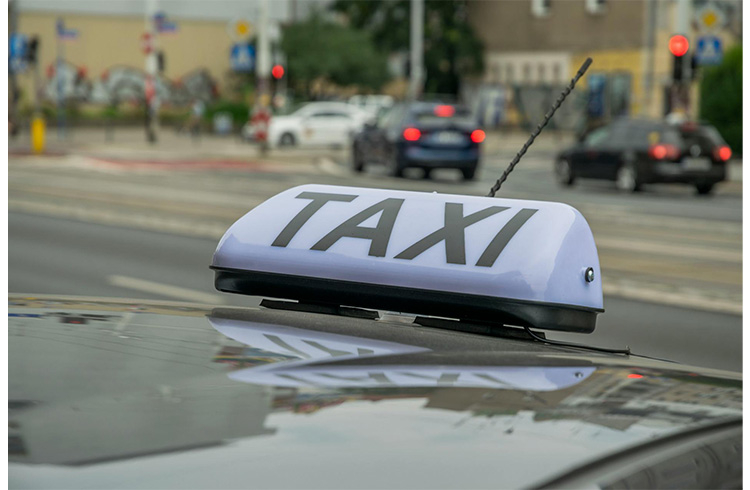 Taxi czy dostawa? Która praca bardziej się opłaca w Polsce
